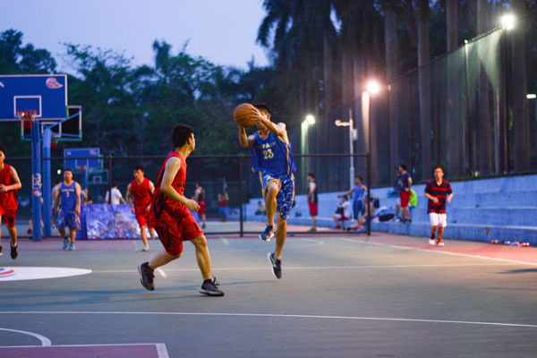 圖2 場上參賽隊(duì)員們矯健敏捷的身姿