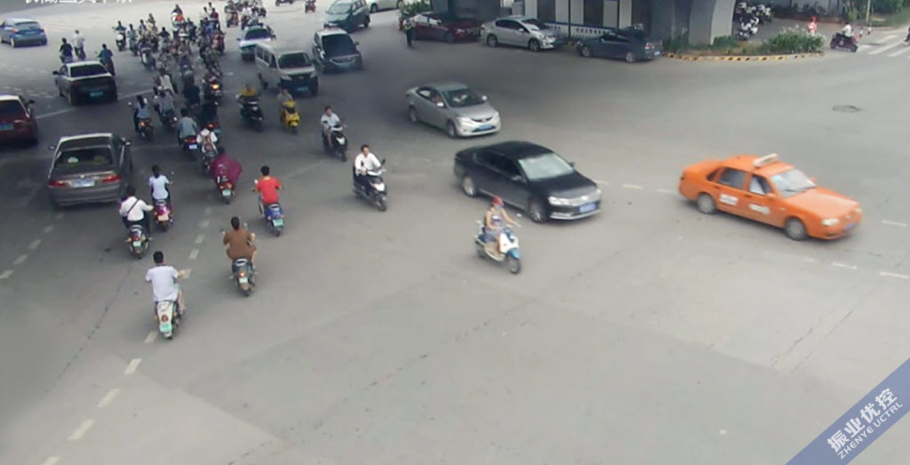 圖3 機動車與非機動車同時大量涌進路口，相互干擾