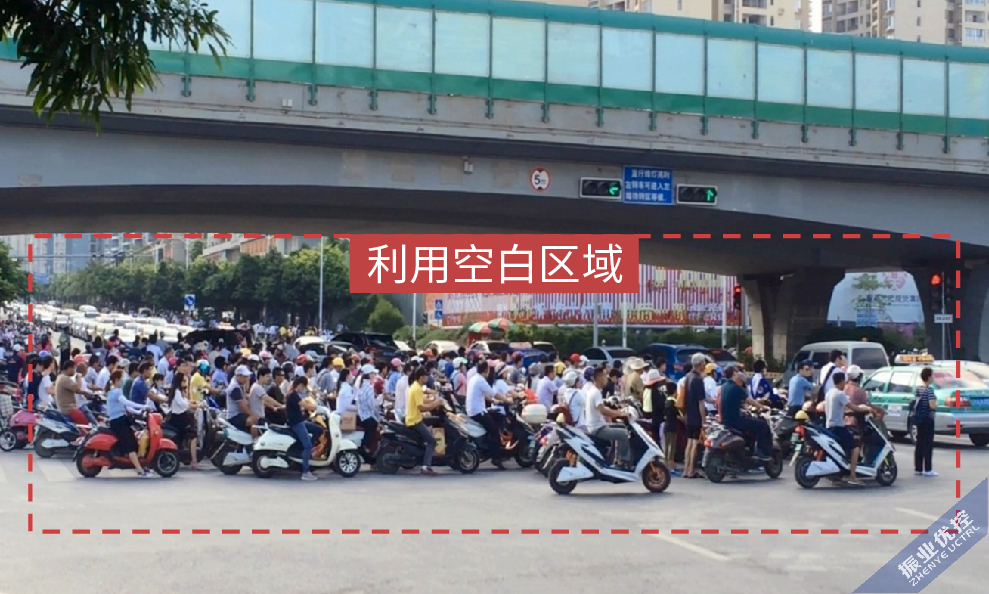 圖7 利用空白區(qū)域設置非機動待行區(qū)