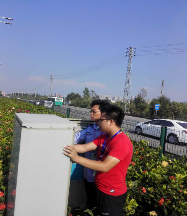 圖1 交通工程師前往路口進行故障排查