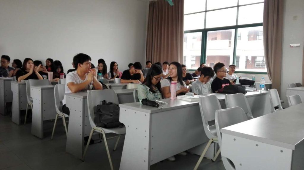 圖1 同學(xué)們開展頭腦風(fēng)暴現(xiàn)場