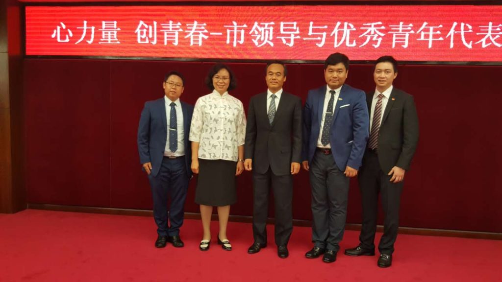 圖1 振業(yè)優(yōu)控董事長(zhǎng)程華鎮(zhèn)先生與市領(lǐng)導(dǎo)合影