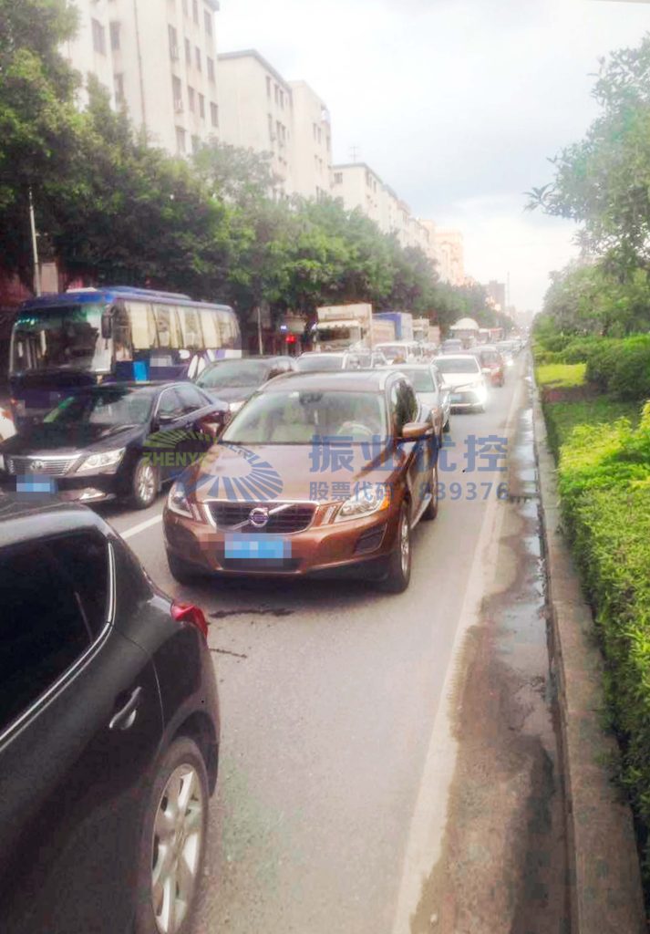 圖3 晚高峰時(shí)段，南進(jìn)口車(chē)流排隊(duì)實(shí)景圖