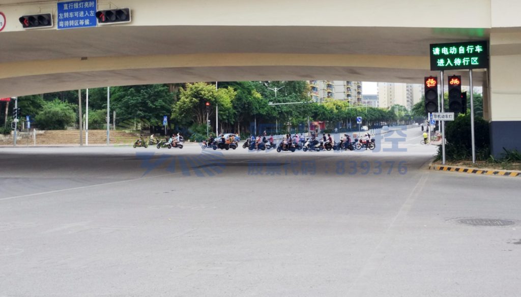 圖4 誘導(dǎo)屏引導(dǎo)非機(jī)動車進(jìn)入待行區(qū)