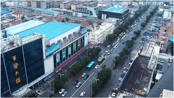 圖12 排隊長度約300米，平均需要等2-3次紅燈才能通過路口（優(yōu)化前）