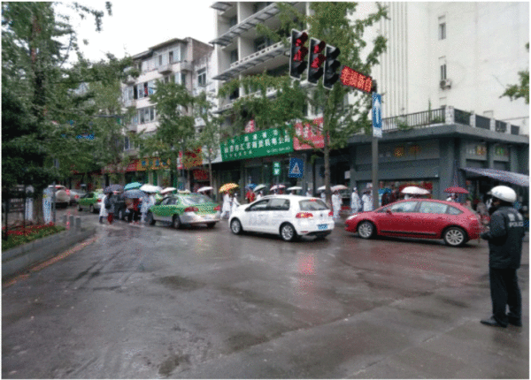 圖4 塘坎上路行人過街與車輛沖突