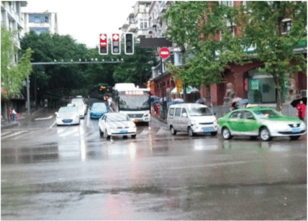 圖7 交叉口西進口左轉(zhuǎn)車輛排隊現(xiàn)象嚴重