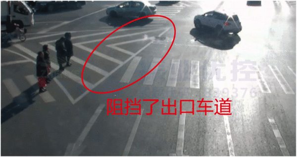 圖7 標(biāo)線渠化島施畫(huà)不規(guī)范