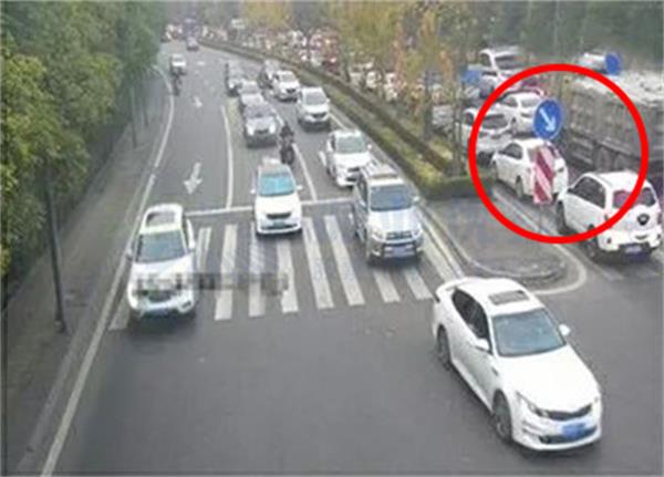 圖3 狀元府邸轉(zhuǎn)盤(pán)東進(jìn)口回溢至龍鳳大道-將軍路口