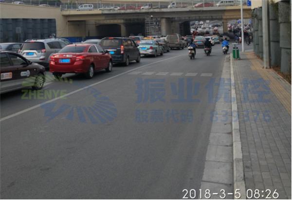 圖4 中華園湖路口優(yōu)化前東進口早高峰排隊情況