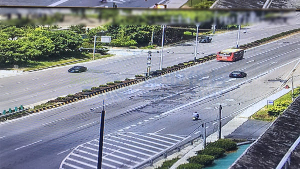 圖5 閱江大橋出口劃線，引導(dǎo)車輛提前變道
