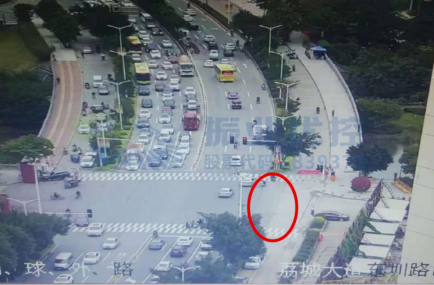 圖3 東進(jìn)口施工未用護(hù)欄進(jìn)行封閉