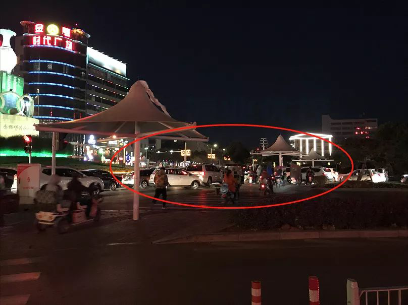 圖4對(duì)放相位車流沖突，人車沖突 