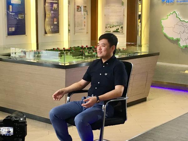 程華鎮(zhèn)先生接受電視臺(tái)采訪