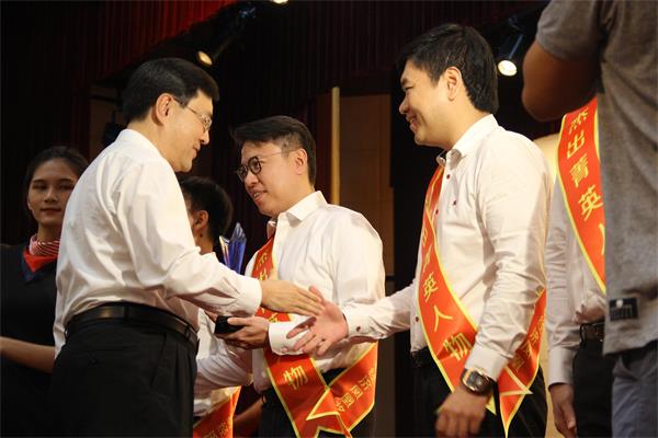 市委書(shū)記陳旭東為程華鎮(zhèn)先生頒獎(jiǎng)