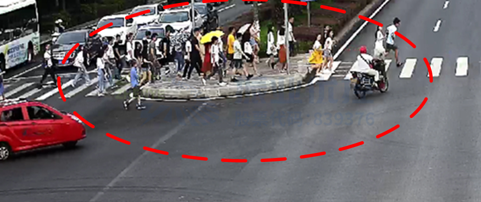 圖5 大量行人滯留安全島