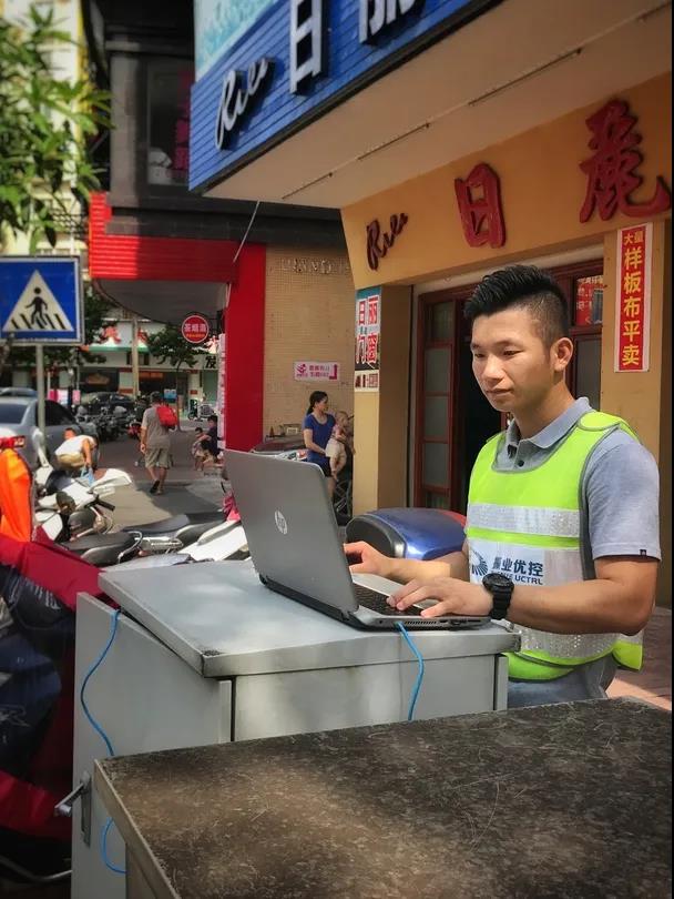 圖4 李嘉霖路口調(diào)研照