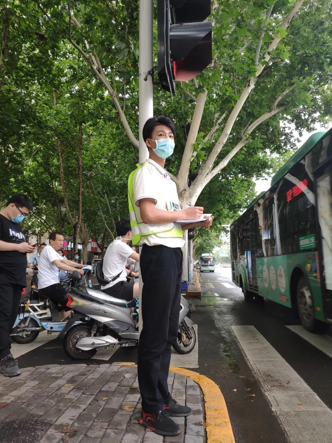 圖6 劉凱楓路口調(diào)研照