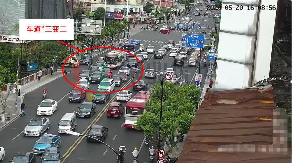 圖6 車道“由三變二”，形成道路瓶頸