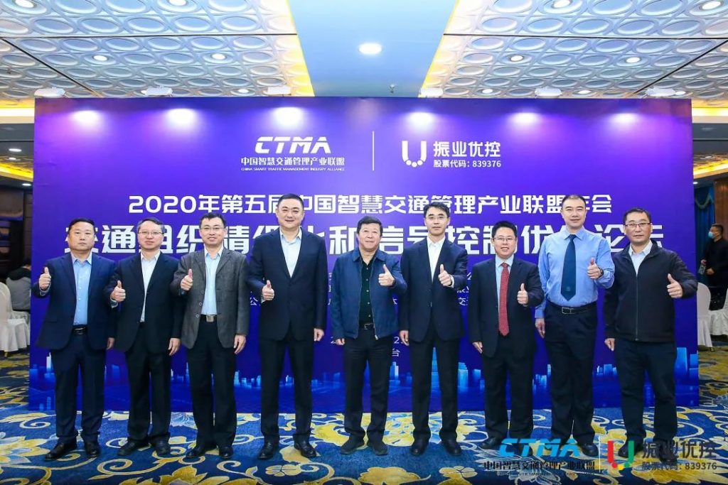 右三：CEO陳寧寧博士，右一：副總裁洪波