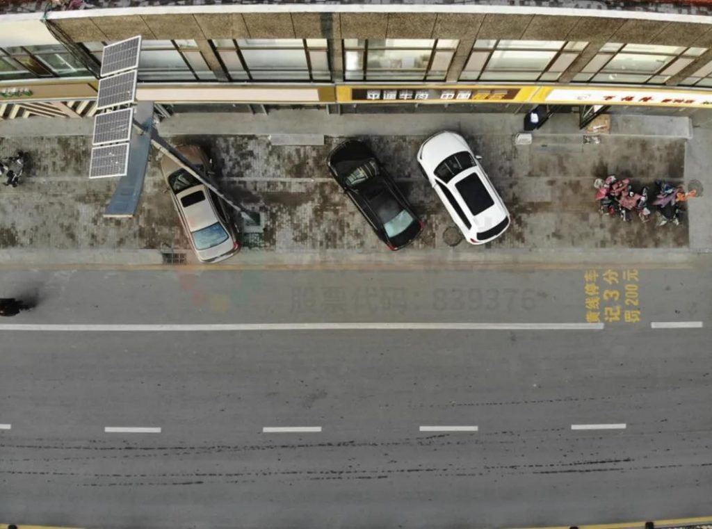 圖5 道路兩側施畫禁停黃線