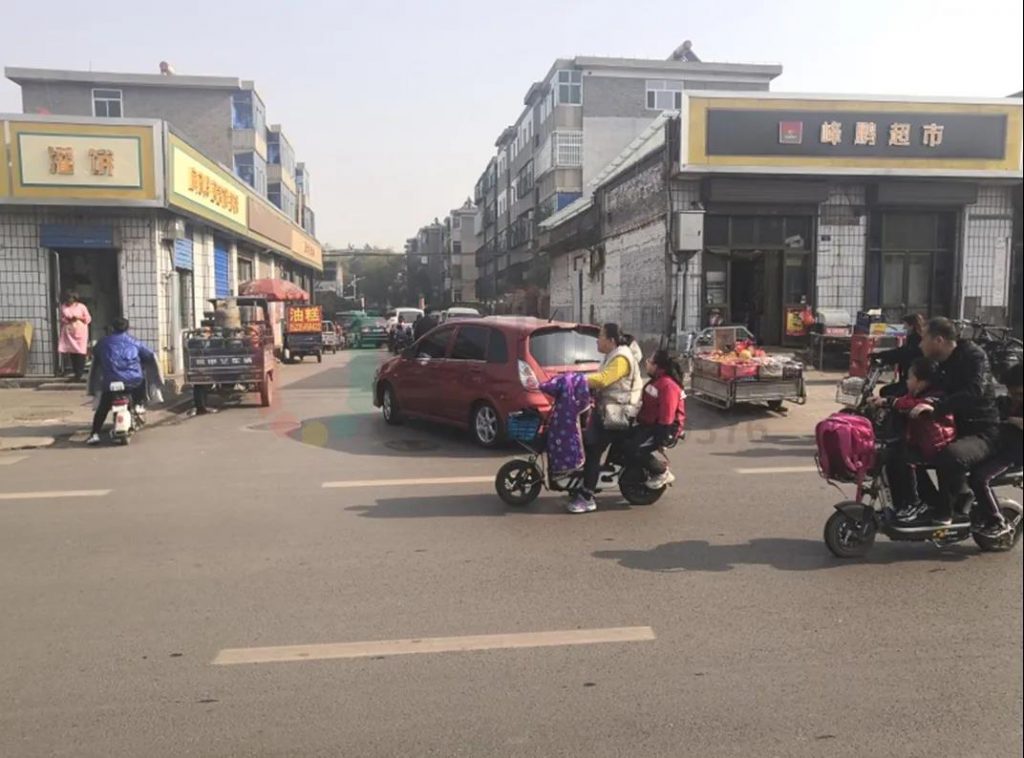 圖4 住宅區(qū)開口處交通秩序混亂