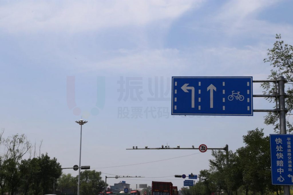 圖12 修建道路兩側(cè)樹枝樹葉，消除標(biāo)志牌遮蔽現(xiàn)象