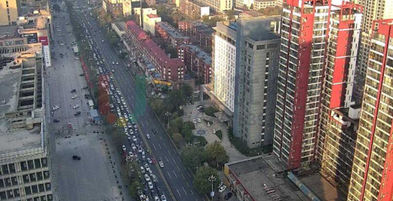 圖3 高峰時期西進(jìn)口兩處停車場進(jìn)出口造成車輛排隊過長