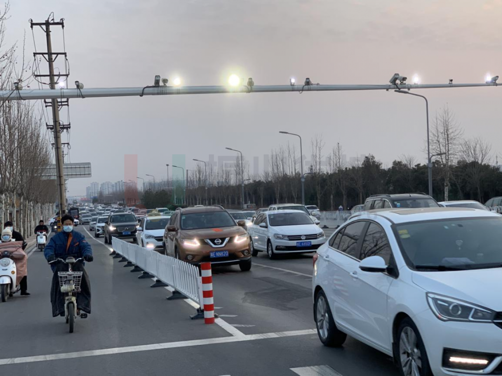圖2 晚高峰南進口流量較大，排隊較長
