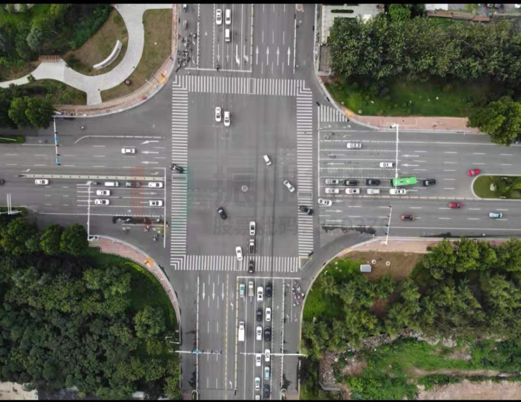 圖7 路口優(yōu)化后高峰航拍圖