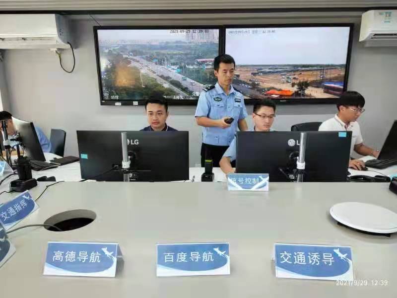 交通攻城獅與珠海交警共同進(jìn)行交通保障工作