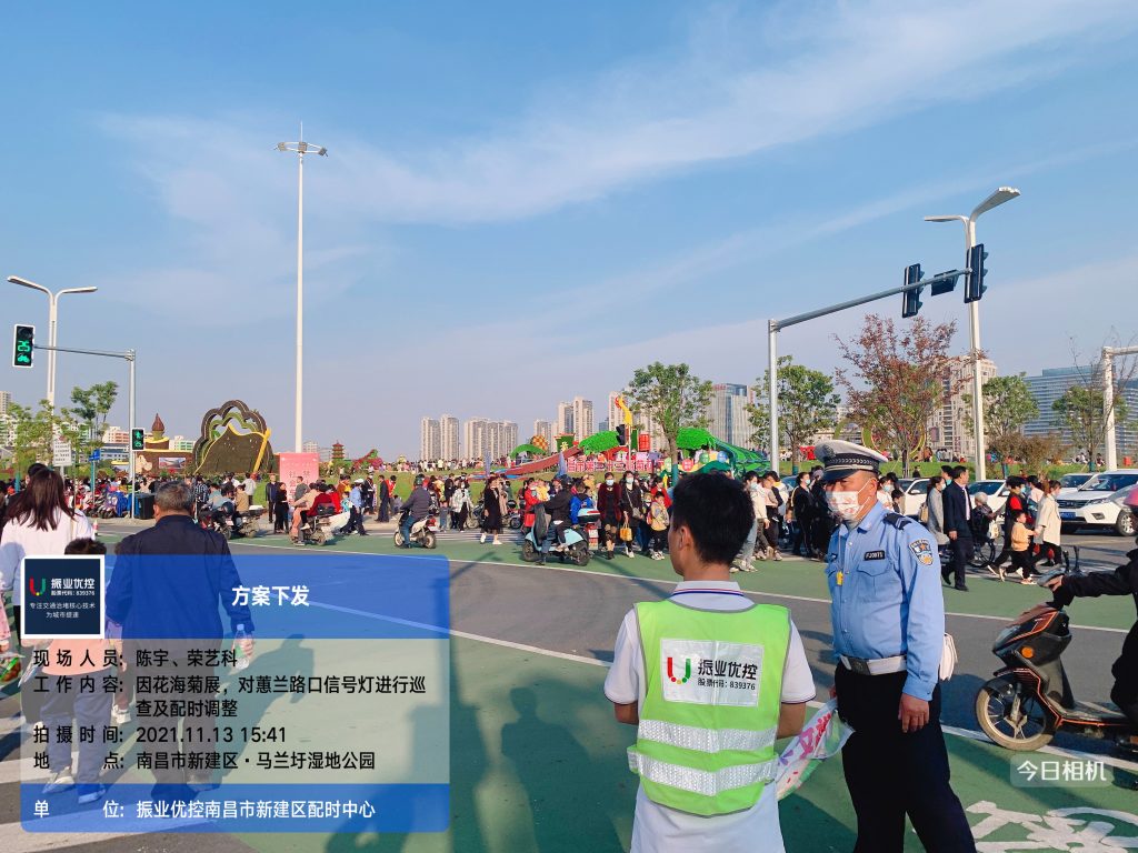 新建交警與配時中心交通工程師進行巡查工作