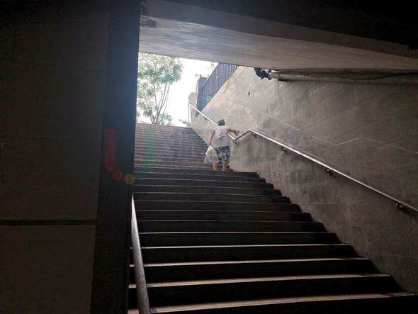 圖5 行人地下通道落差大、老年人通過困難