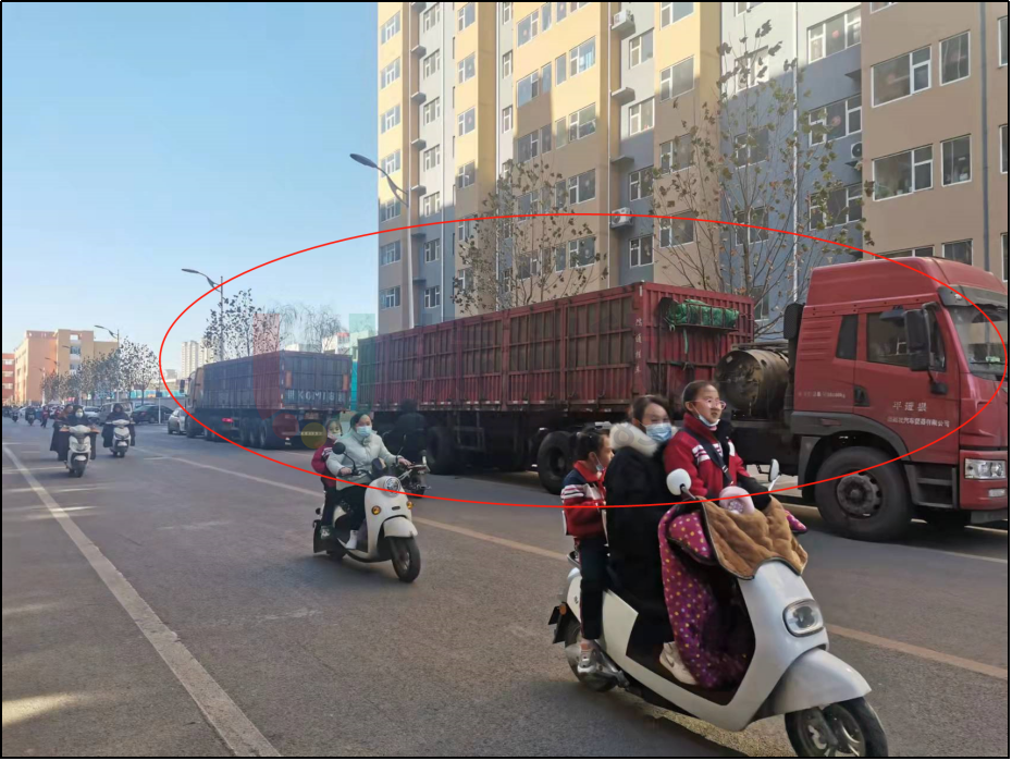 圖3 希望街違規(guī)停車的重型卡車