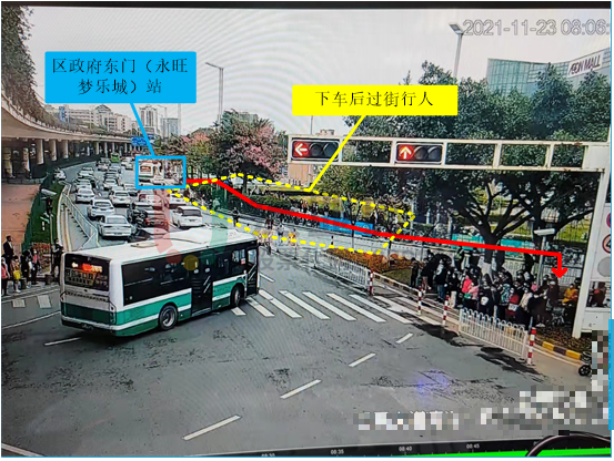 圖7 行人在區(qū)政府東門（永旺夢樂城）站下車后過街前往地鐵站