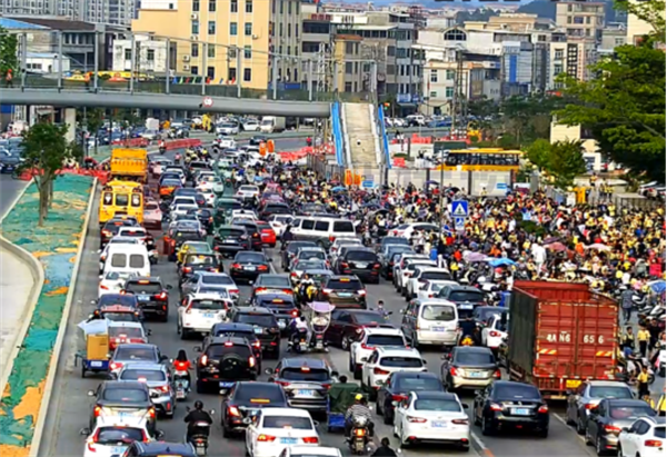 圖9 學校周邊路段（優(yōu)化前）