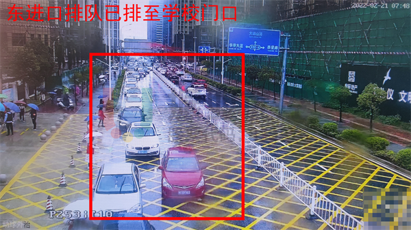 圖7 路口車流排至學(xué)校門口