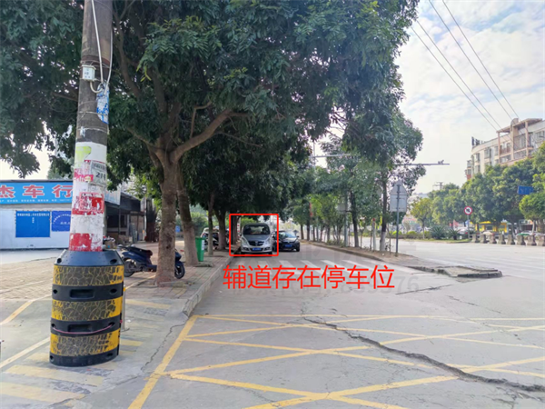 圖3 學校門前輔道存在停車位